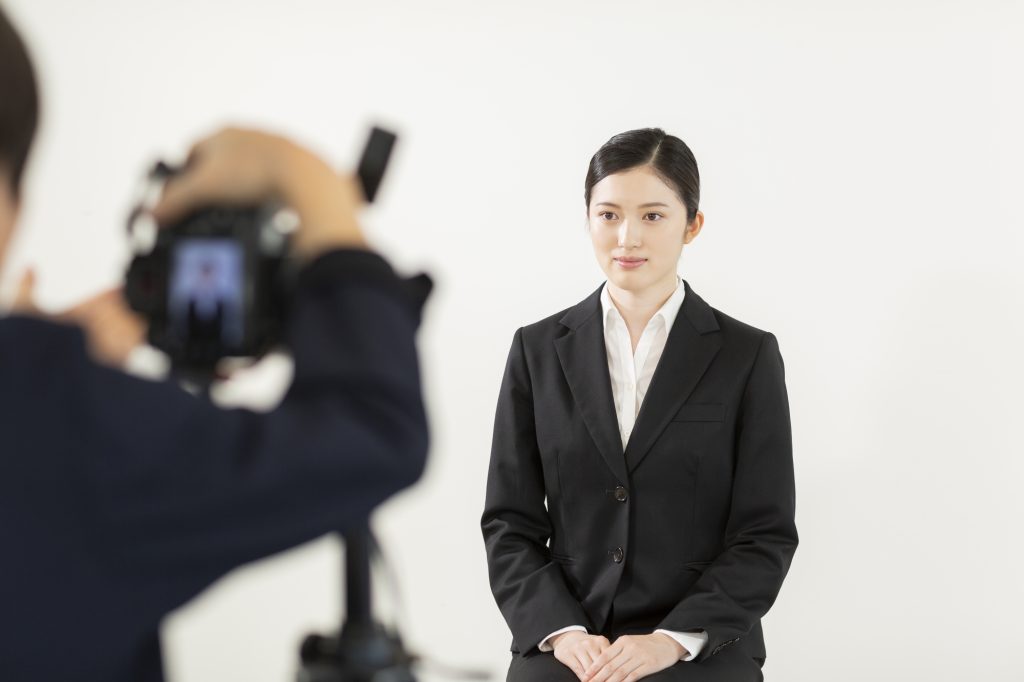 証明写真を撮る女性